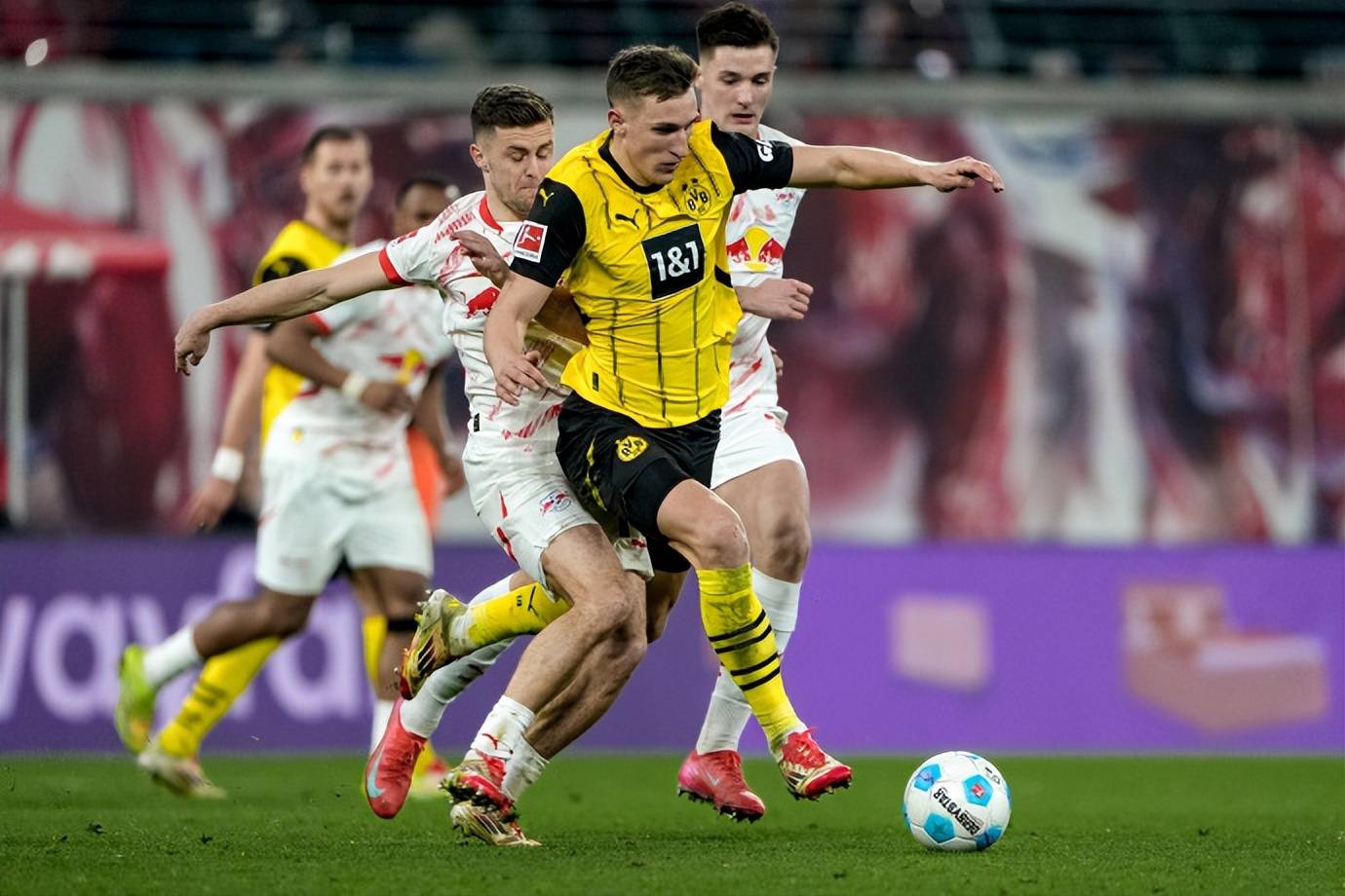 关于清晨法甲焦点战，圣安东尼奥马刺防线松动，气氛紧张，球队文化再被提及的信息ayx